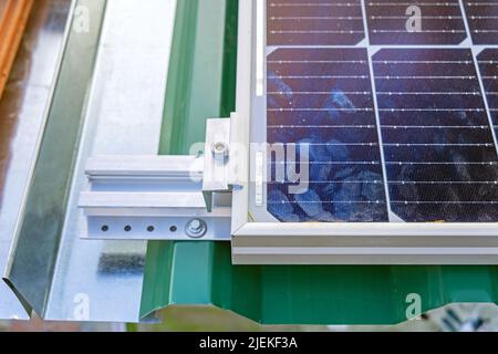 Solarpaneelhalter Montagehalterungen am Welldach des Hauses Stockfoto