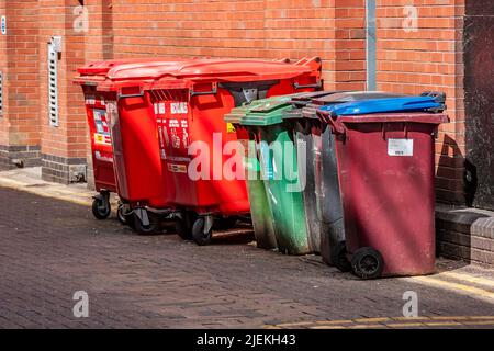 Am Abholtag werden gewerbliche Abfallbehälter im Stadtzentrum von Northampton, England, Großbritannien, abgestellt. Stockfoto