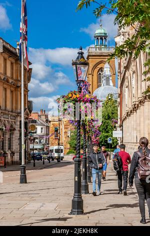 Lampenpfosten mit bunten Blumenkörben in St. Giles Square, Northampton, England, Großbritannien. Stockfoto