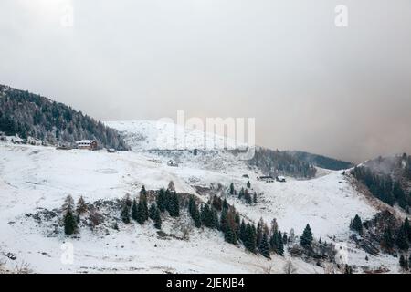 Mount Grappa Winterlandschaft. Italienische Alpen schöne Aussicht Stockfoto