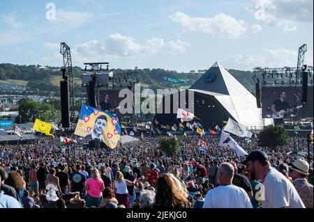 Glastonbury, Großbritannien. 26.. Juni 2022. Blick auf die Pyramid Stage während Elbow's Auftritt beim Glastonbury Festival, auf der Worthy Farm in Somerset. Bilddatum: Sonntag, 26. Juni 2022. Bildnachweis sollte lauten: David Jensen/Empics/Alamy Live News Stockfoto