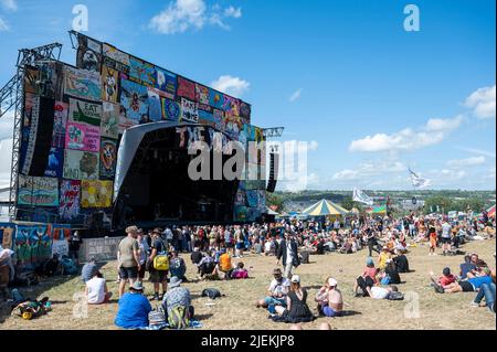 Glastonbury, Großbritannien. 26.. Juni 2022. Festivalbesucher entspannen sich in der Sonne vor der Park Stage beim Glastonbury Festival auf der Worthy Farm in Somerset. Bilddatum: Sonntag, 26. Juni 2022. Bildnachweis sollte lauten: David Jensen/Empics/Alamy Live News Stockfoto