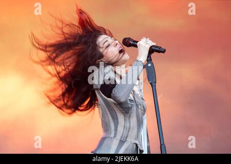 Glastonbury, Großbritannien. 26.. Juni 2022. Caroline Polachek tritt auf der Parkbühne beim Glastonbury Festival auf der Worthy Farm in Somerset auf. Bilddatum: Sonntag, 26. Juni 2022. Bildnachweis sollte lauten: David Jensen/Empics/Alamy Live News Stockfoto