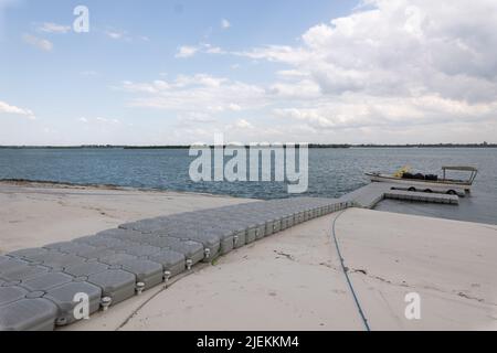 Schwimmender Ponton in der Lazy Lagoon Bagamoyo. Boris Johnson wurde hier gerettet, nachdem er 2011 in Tansania weggefegt wurde. Bild garyroberts/worldwidefeatures.com Stockfoto