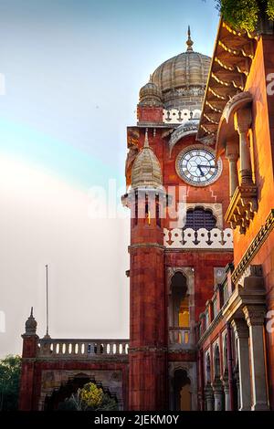 Riesige Wanduhr, Uhrturm der Mahatma Gandhi Hall. Ghanta Ghar, Indore, Madhya Pradesh. Auch bekannt als King Edward Hall. Indische Architektur. Stockfoto