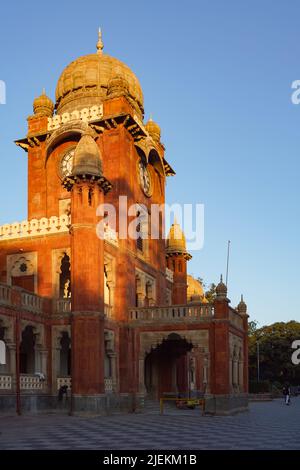 Riesige Wanduhr, Uhrturm der Mahatma Gandhi Hall. Ghanta Ghar, Indore, Madhya Pradesh. Auch bekannt als King Edward Hall. Indische Architektur. Stockfoto