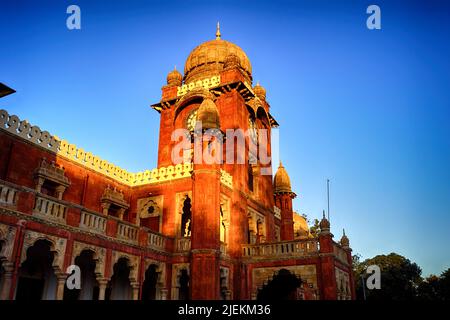 Riesige Wanduhr, Uhrturm der Mahatma Gandhi Hall. Ghanta Ghar, Indore, Madhya Pradesh. Auch bekannt als King Edward Hall. Indische Architektur. Stockfoto