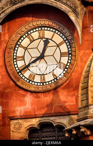 Riesige Wanduhr, Uhrturm der Mahatma Gandhi Hall. Ghanta Ghar, Indore, Madhya Pradesh. Auch bekannt als King Edward Hall. Indische Architektur. Stockfoto