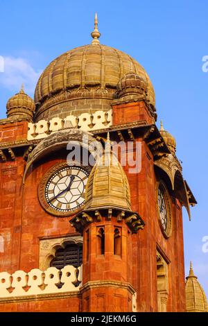 Riesige Wanduhr, Uhrturm der Mahatma Gandhi Hall. Ghanta Ghar, Indore, Madhya Pradesh. Auch bekannt als King Edward Hall. Indische Architektur. Stockfoto