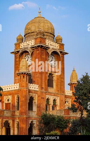 Riesige Wanduhr, Uhrturm der Mahatma Gandhi Hall. Ghanta Ghar, Indore, Madhya Pradesh. Auch bekannt als King Edward Hall. Indische Architektur. Stockfoto