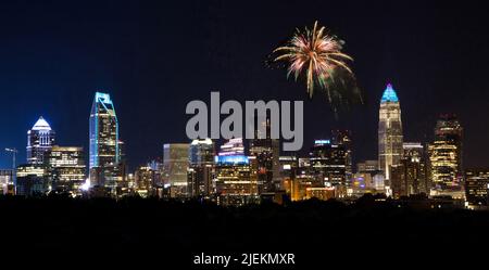 Atemberaubende Skyline von Charlotte, North Carolina, bei Nacht mit explodierenden Feuerwerken. Stockfoto