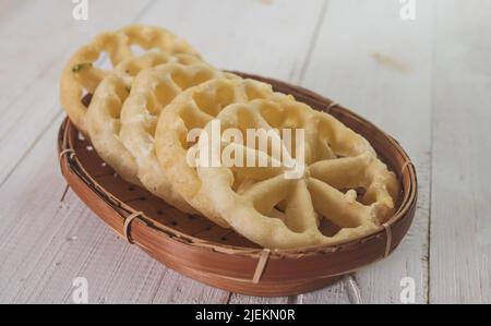 Kembang Goyang oder Schüttelblume, indonesische typisch hausgemachte knusprig gebratenen Snack in Blumenform und typisch für Betawi Snack und sehr beliebt für die Stockfoto