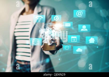 Geschnittene Studioaufnahme einer Geschäftsfrau, die eine Kreditkarte vor blauem Hintergrund hält Stockfoto