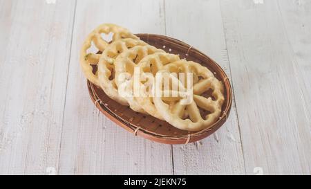 Kembang Goyang oder Schüttelblume, indonesische typisch hausgemachte knusprig gebratenen Snack in Blumenform und typisch für Betawi Snack und sehr beliebt für die Stockfoto