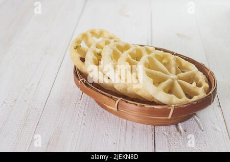 Kembang Goyang oder Schüttelblume, indonesische typisch hausgemachte knusprig gebratenen Snack in Blumenform und typisch für Betawi Snack und sehr beliebt für die Stockfoto