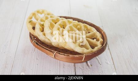 Kembang Goyang oder Schüttelblume, indonesische typisch hausgemachte knusprig gebratenen Snack in Blumenform und typisch für Betawi Snack und sehr beliebt für die Stockfoto