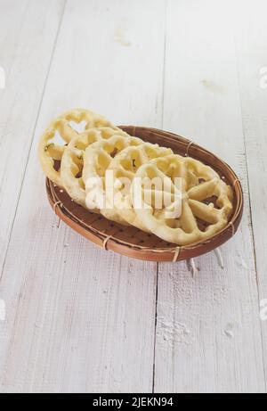 Kembang Goyang oder Schüttelblume, indonesische typisch hausgemachte knusprig gebratenen Snack in Blumenform und typisch für Betawi Snack und sehr beliebt für die Stockfoto