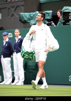 London, Großbritannien. 27.. Juni 2022. Der Serbier Novak Djokovic geht am 27. Juni 2022 in London zum ersten Spiel gegen den Koreaner Soonwoo Kwon in der ersten Runde der Wimbledon-Meisterschaften 2022 auf den Mittelplatz. Foto von Hugo Philpott/UPI Credit: UPI/Alamy Live News Stockfoto