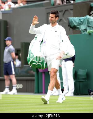 London, Großbritannien. 27.. Juni 2022. Der Serbier Novak Djokovic geht am 27. Juni 2022 in London zum ersten Spiel gegen den Koreaner Soonwoo Kwon in der ersten Runde der Wimbledon-Meisterschaften 2022 auf den Mittelplatz. Foto von Hugo Philpott/UPI Credit: UPI/Alamy Live News Stockfoto