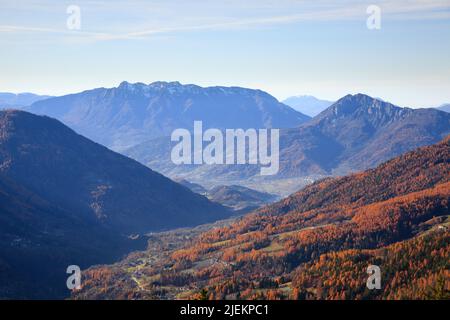 Herbstlandschaft im Mocheni-Tal, Baselga di Pine, Italien. Blick auf die Berge Stockfoto