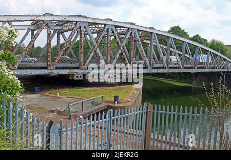 Verfallene Drehbrücke, Manchester Ship Canal, London Road (A49), Stockton Heath, Warrington, Cheshire, England, Großbritannien, WA4 6RW Stockfoto