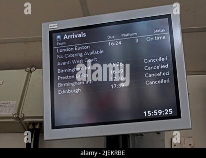 Stornierungen für Ankünfte und Abflüge während des RMT-Gewerkschaftsstreiks, Bahnhof Warrington Bank Quay, Warrington, Keshire, Großbritannien, WA1 1LW Stockfoto