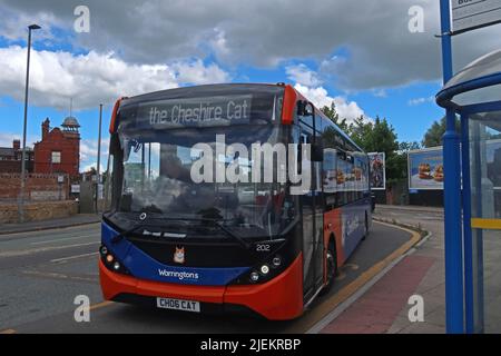 Der Cheshire Cat Bus 202 CH06 CAT, vor dem Bahnhof Warrington Bank Quay, Warringtons eigene Busse, Cheshire, England, Vereinigtes Königreich, WA1 Stockfoto