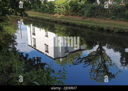 Bridgewater Canal Reflection in Church Lane, Grappenhall, South Warrington, Cheshire, England, UK, WA4 2YG Stockfoto