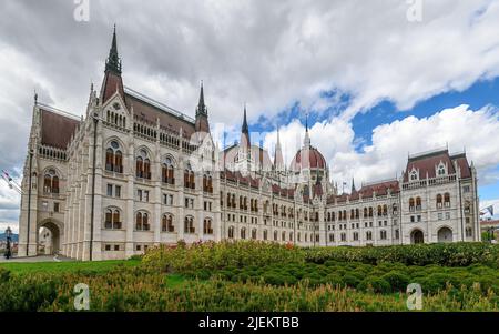 Ungarisches Parlamentsgebäude im Frühjahr in Budapest, Ungarn Stockfoto