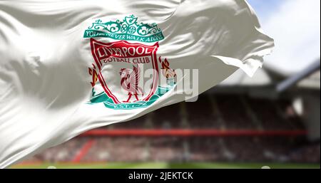 Liverpool, Großbritannien, Mai 2022: Die Flagge des Liverpool Football Club winkt im Wind, das Anfield-Stadion ist im Hintergrund verschwommen. Liverpool ist ein Bekenntnis Stockfoto