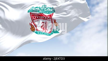 Liverpool, Großbritannien, 2022. Mai: Die Flagge des Liverpool Football Club winkt an einem klaren Tag im Wind. Liverpool F.C. ist ein professioneller Fußballverein mit Sitz in i Stockfoto