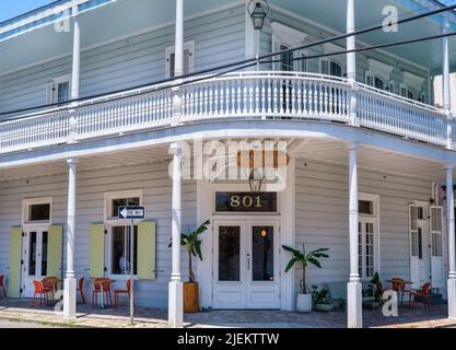 NEW ORLEANS, LA, USA - 18. JUNI 2022: Ayu Bakehouse, eine neue Bäckerei in einem historischen Gebäude, an der Frenchmen Street im Viertel Marigny Stockfoto