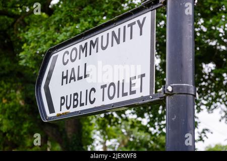 Schild zum Gemeinschaftsraum und zur öffentlichen Toilette in einem ländlichen Dorf. Stockfoto