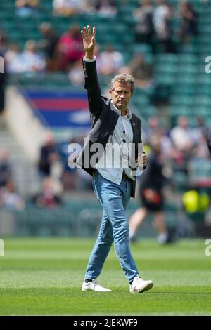 Barbarians Coach Fabien Galthie beobachtet seine Mannschaft vor dem Spiel der England-V-Barbaren im Twickenham Stadium, Middlesex, England am 19./06/2022 von Steve Flynn/IOS Stockfoto