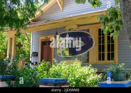 NEW ORLEANS, LA, USA - 18. JUNI 2022: Die große Maske Mardi Gras ziert die Vorderseite eines Hauses im Handwerkerstil im Viertel Marigny Stockfoto