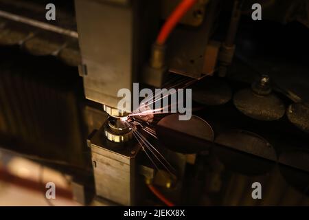 Maschine zum Plasmaschneiden von Metallkonstruktionen mit Funken Stockfoto
