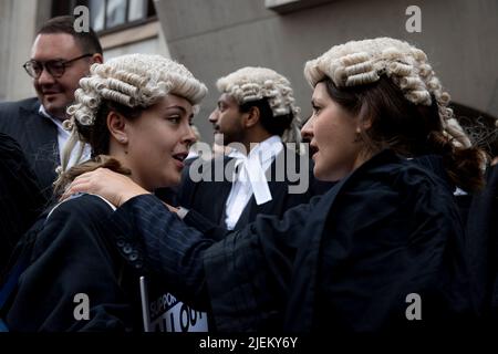 London, Großbritannien. 27.. Juni 2022. Kriminelle Barrists werden in Old Bailey im Gespräch gesehen. Kriminelle Barrists treten bei Streiks im Vereinigten Königreich wegen Lohnstreits vor Gericht aus. Die Criminal Bar Association (CBA) sagte, dass die Einkommen für kriminelle Junior-Barristers in den letzten 20 Jahren um 30 % gesunken sind und nach Ausgaben von £12200 in den ersten 3 Jahren der Praxis zu einem durchschnittlichen Einkommen geführt haben. Sie fordern eine Erhöhung der Anwaltskosten um 25 %, was über dem von der Strafrecht-Überprüfung im vergangenen Dezember veröffentlichten Mindestwert von 15 % liegt. Kredit: SOPA Images Limited/Alamy Live Nachrichten Stockfoto