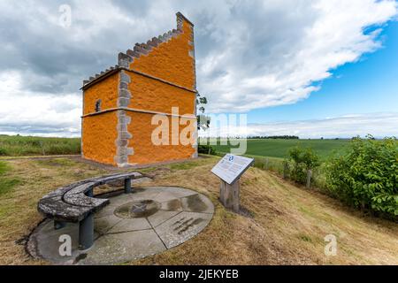 Athelstaneford, East Lothian, Schottland, Großbritannien, 27.. Juni 2022. Wiedereröffnung des National Flag Heritage Centre: Das Hepburn Doocot wurde in den letzten 3 Monaten renoviert und mit £98.000 Mitteln von Historic Environment Scotland, East Lothian Council & Other Trusts finanziert Stockfoto