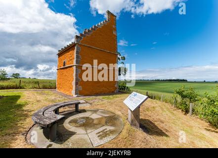 Athelstaneford, East Lothian, Schottland, Großbritannien, 27.. Juni 2022. Wiedereröffnung des National Flag Heritage Centre: Das Hepburn Doocot wurde in den letzten 3 Monaten renoviert und mit £98.000 Mitteln von Historic Environment Scotland, East Lothian Council & Other Trusts finanziert Stockfoto