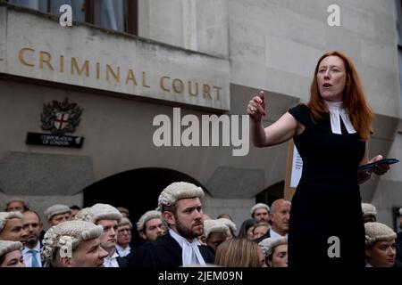 Lucie Wibberley, eine kriminelle Rechtsanwältin, wird während der Streikaktion in London eine Rede vor Old Bailey halten sehen. Kriminelle Barrists treten bei Streiks im Vereinigten Königreich wegen Lohnstreits vor Gericht aus. Die Criminal Bar Association (CBA) sagte, dass die Einkommen für kriminelle Junior-Barristers in den letzten 20 Jahren um 30 % gesunken sind und nach Ausgaben von £12200 in den ersten 3 Jahren der Praxis zu einem durchschnittlichen Einkommen geführt haben. Sie fordern eine Erhöhung der Anwaltskosten um 25 %, was über dem von der Strafrecht-Überprüfung im vergangenen Dezember veröffentlichten Mindestwert von 15 % liegt. (Foto von Hesther Ng/SOPA Images/SIP Stockfoto