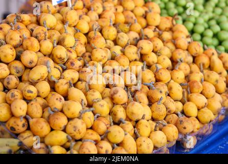 Obst und Gemüse in der Nähe des Marktes. Reife appetitliche Birnen auf der Theke Stockfoto