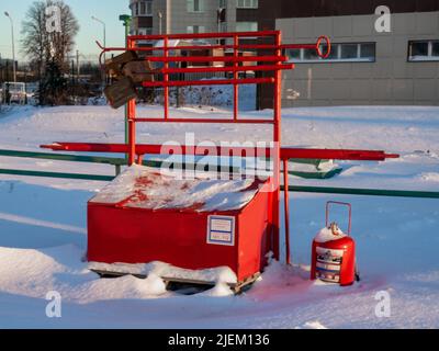 Feuerwehrstand mit Werkzeugen auf der Straße. Winter, Brandschutz Stockfoto