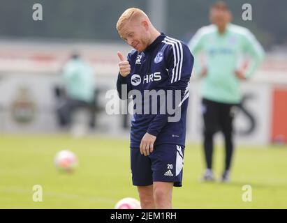 Schalke, Deutschland. 27.. Juni 2022. firo: 27.06.2022, Fußball, Fußball: 1. Bundesliga: Schalke 04 Training FLORENT MOLLET/dpa/Alamy Live News Stockfoto