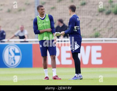 Schalke, Deutschland. 27.. Juni 2022. firo: 27.06.2022, Fußball, Fußball: 1.Bundesliga: Schalke 04 Training Malick Thiaw mit Alexander Schwolow Credit: dpa/Alamy Live News Stockfoto