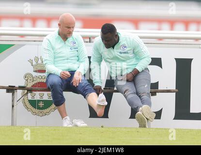 Schalke, Deutschland. 27.. Juni 2022. firo: 06/27/2022, Fußball, Fußball: 1.Bundesliga: Schalke 04 Trainingsmanager Rouven Schroder zeigt Gerald Asamoah seinen Fuß, Witz, Humor Credit: dpa/Alamy Live News Stockfoto