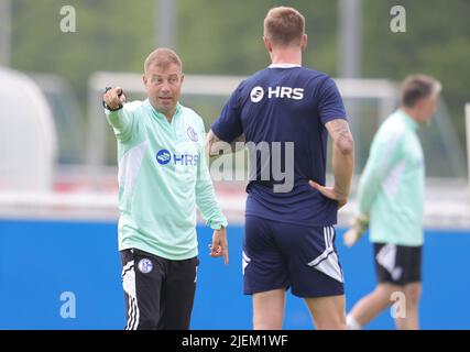 Schalke, Deutschland. 27.. Juni 2022. firo : 27.06.2022, Fußball, Fußball: 1.Bundesliga: Schalke 04 Training Frank Kramer, Gesture Credit: dpa/Alamy Live News Stockfoto