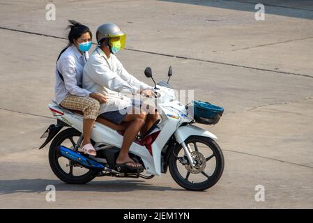 SAMUT PRAKAN, THAILAND, APR 07 2022, das Paar fährt auf dem Motorrad auf der Straße. Stockfoto