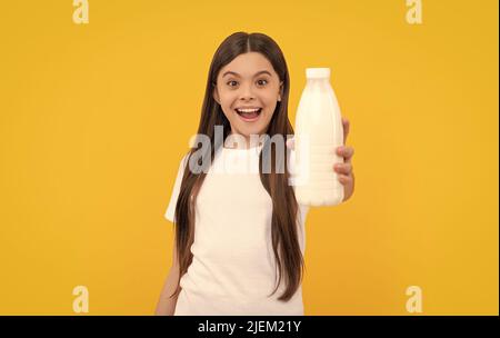 Stauned Kind halten Milchgetränk Produkt. Mädchen gehen, um Milch zu trinken. Gesunder Lebensstil. Stockfoto