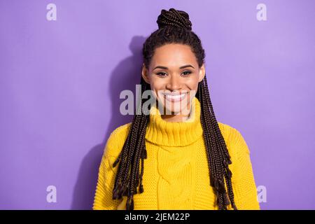 Foto-Porträt von lächelnden fröhlichen Mädchen isoliert auf lebendige violett farbigen Hintergrund Stockfoto