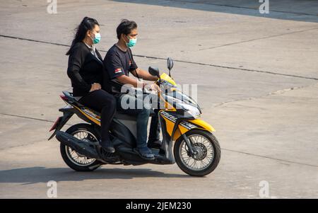 SAMUT PRAKAN, THAILAND, APR 07 2022, das Paar fährt auf dem Motorrad auf der Straße. Stockfoto